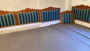مساند خشبية لجلسة للبيع ( مستعمل )