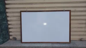 سبورة بيضاء مقاس 120 × 80 سنتيمتر نوع له وجه واحد و نوع آخر له وجهان له إطار خشبي