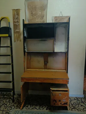 مكتب خشب الماني بحاجه إلى دهان للبيع