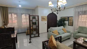 شقة مفروشة للايجار في ضاحية الرشيد ـ طابق أول مع مصعد بمنطقة حيوية ومخدومة للعائلات فقط.