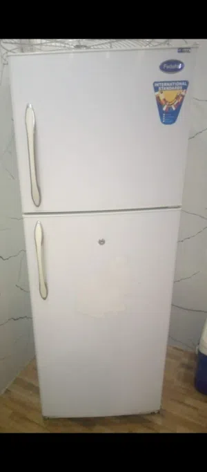 تلاجه لون ابيض بحاله ممتازه للبيع
