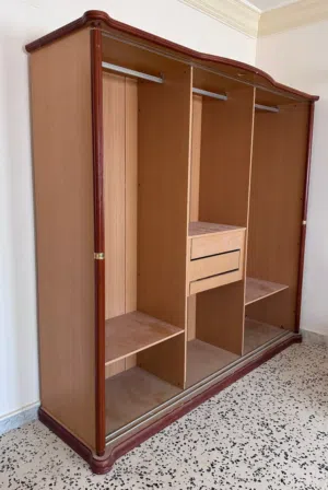 دولاب نظيف كامل مش ناقص شي