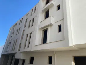 شقة نصف تشطيب للبيع طرابلس