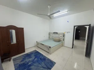 شقة للإيجار 3 غرف و صالة و مطبخ و 3 حمام بالمعبيلة الثامنة قريب الخدمات