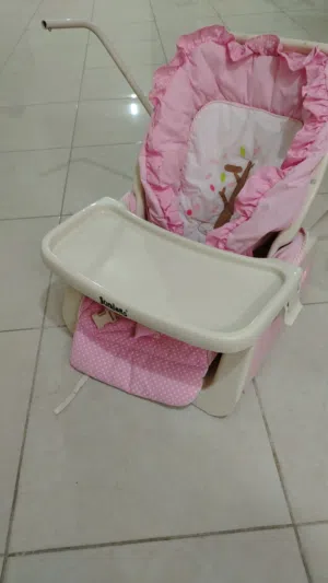 سرير بيبي و  كرسي اكل