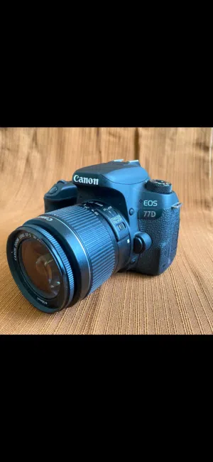 كاميرا كانون Canon EOS 77D دقة 24MP بحالة ممتازة مع عدستين و3 بطاريات وحقيبة للبيع