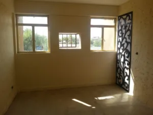 شقه سكنيه طابق اول للبيع مقابل مدينة العاب السيديه قريبه من الشارع العام