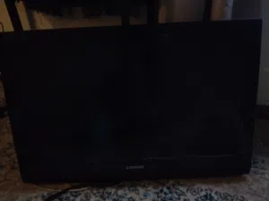 شاشتين للبيع الاولى مدخل hd خربان الثانيه مكسوره الشاشه من داخل