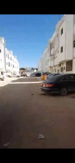 شقه نص تشطيب تبعد حوالي 150 متر علي الرئيسي شارع الصيدليه بجانب مسجد دار الهجرة يسمى حي الواحات حي ه