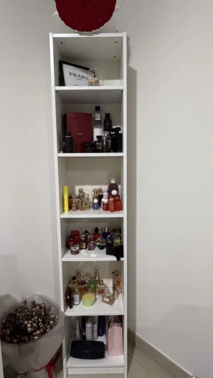 رفوف للعطور او الكتب