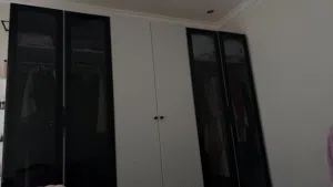للبيع كبت كبير ناقصه رف واحد بس بحالته الممتازه فيه إضائات +ثلاجه تبريد وتجميد ممتاز