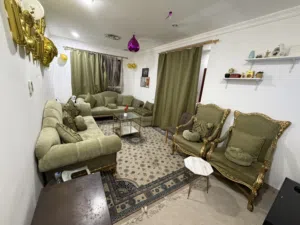 صالون نظيف جدا 5 قطع + 2 طربيزة وسط نظيفه جدا + ستائر بلون الصالون + طربيزة تلفزيون + غرفة نوم جيده