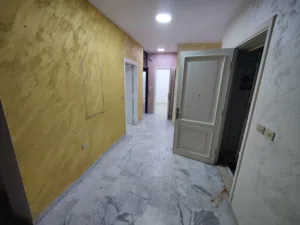 شقه طابق 2 مساحه 210 حمامات 3 غرف نوم 3 واحدة ماستر مطبخ راكب وسخان كهربائي جديد ...ايجار سنوي 6500