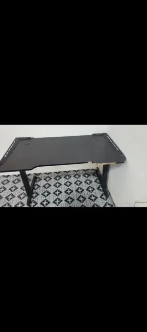 ميز جيمنج نظيف ما ابي اي خلل مثل ما موضح بالصوره وبالفيديو السعر جدا مناسب بلاش ولله العضيم