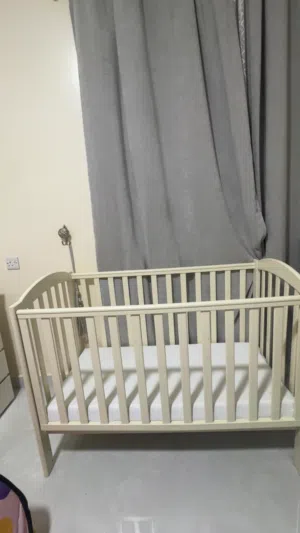 سرير اطفال مستخدم فتره بسيطه