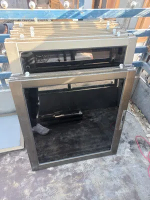 شبابيك المنيوم بحال الوكاله لون شمبيه زجاج عسلي عدد 10 مع المناخل بحال الوكاااله