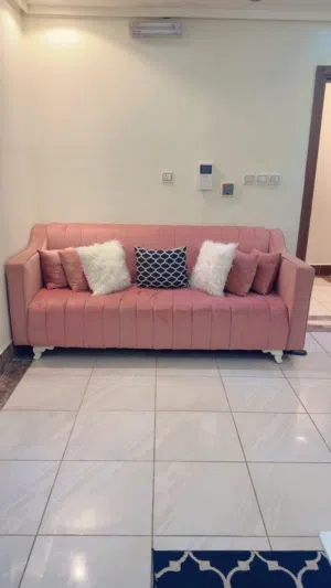 كنب فخم للبيع مع السجادة والطاولة