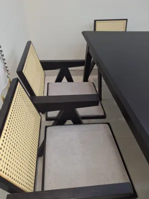 طاولة الطعام مع 6كرسي .خشب ممتاز من اجواد انوع الخشب البحريني