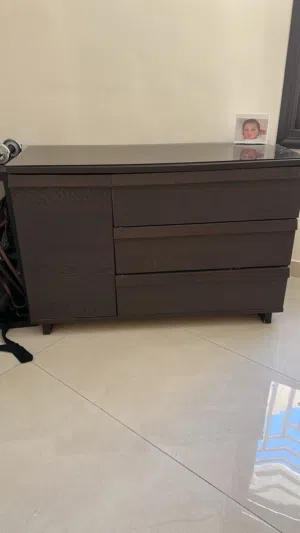 تسريحة وكومودينة عدد2 من ايكيا بحالة ممتازة للبيع