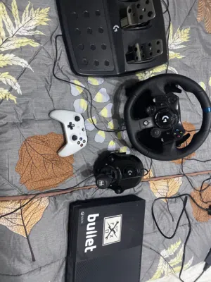 Xbox one in good condition with G293 (PC and Xbox compatible) with built in monitor with forza 5