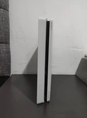 للبيع: بلاي ستيشن 4 سليم (PS4 Slim) بنظافة ممتازة وملحقاته الكاملة