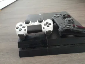 سوني 4 للبيع مع يدين  - جهاز PlayStation 4 شغال تمام بدون أي مشاكل - معه يدين أصلية - استخدام عاد