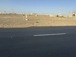 للبيع أرض سكنية في الخوض المرحلة الخامسة بالقرب من الشارع السريع كورنر