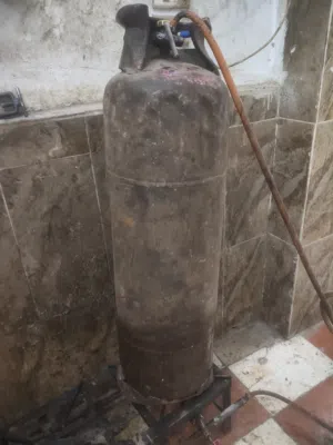 امبوبة غاز فارغه للبيكع من الحجم الكبير الازم لى المطاعم والكفيهات