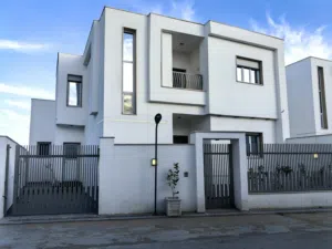285 m2 5 Bedrooms Villa for Sale in Tripoli Al-Serraj