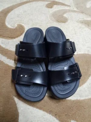 الحذاء هو شبشب طبي للسيدات Crocs Brooklyn Buckle Low Wedge النسائي باللون الأسود اصلية 100 ٪