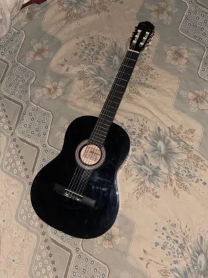 جيتار كلاسيك خشبي أسود + شنطة واكسسوارات