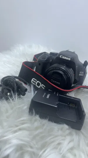 للبيع كاميرا كانون 600D (استخدام شخصي وخفيف جداً)