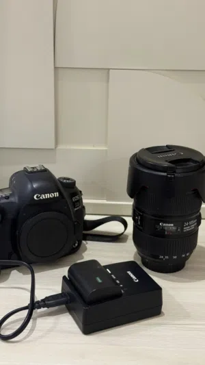 كاميرا Canon EOS 5D Mark 4 للبيع بحالة ممتازة