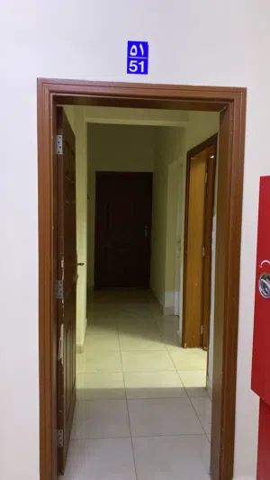 غرف راقيه مكيفه للطلاب والموظفين وشقق راقيه للعويل في الخوض السادسه واسعار مخفضه وشامله كل الخدمات ا
