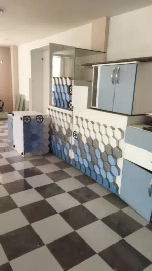 تجهيزات ورفوف صيدلية شبه كاملة