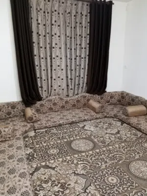 مجلس عربي كامل بحالة جيدة  مع الستارة و السجادة  مجالس و جلسات أرضية  اثاث غرف معيشة أخرى  جلسة جيدة
