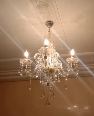 ثريا كريستال للبيع بأربعة مصابيح.