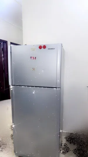 ثلاجه نظيف جدا شغاله وبارده جدا لبيع بسعر رخيص55