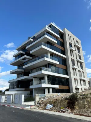 شقة مميزة جدا للبيع ضمن عمارة فخمة