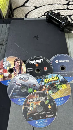 PlayStation 4   مع ملحقاتها والعابها