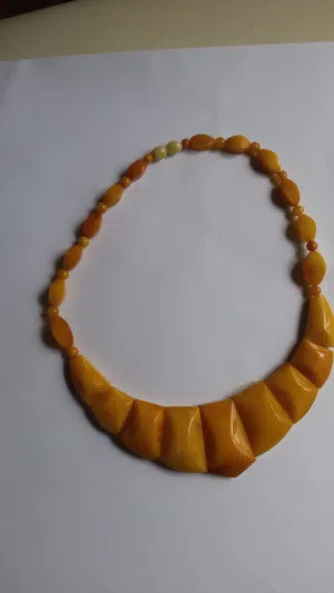 قلادة كهرب نسائيه