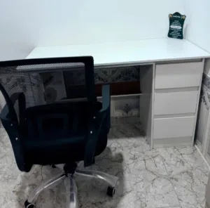 ميز مكتب بتصميم بسيط خشب MDF سمك 13 ملم  القياسات  العمق 50 سم * العرض 100 سم * الارتفاع 73 سم   ا