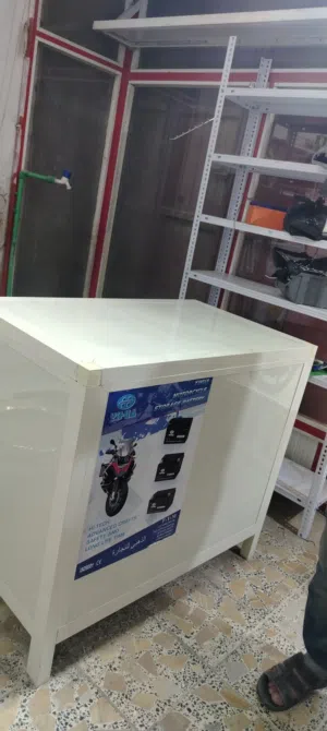 رفوف (ستاندات عرض) ومكتب للبيع