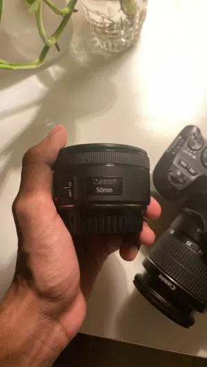 كاميرا Canon EOS 250D مع عدسة 50mm – بحالة ممتازة وسعر مناسب