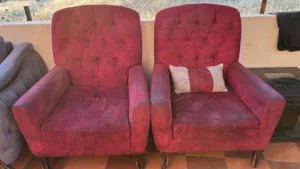 طقم كنب معيشة بحالة جيدة بحاجة لتنضيف