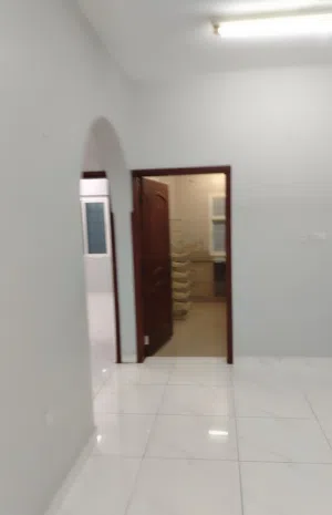 للإيجار شقة غرفتين وصالة ومجلس