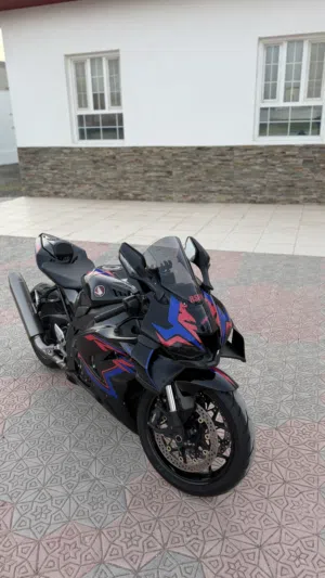 للبيع هوندا سبيار 1000RR بدون حوادث وصبغ الوكالة ومسرفس بالكامل ولك حرية الفحص للبيع او البدل بسيارة