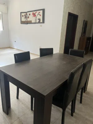طاولة طعام في حالة ممتازة
