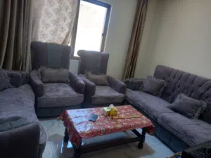 كنب مرتب وخشب ممتاز