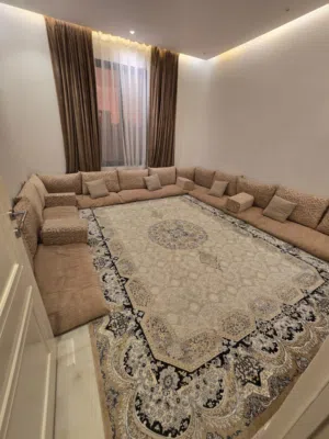 مجلس رجالي مع السجاد والستائر